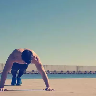 Krafttraining intensiv vor dem Sommer: 4-Wochen-Programm, das eure Fettpolster schmelzen lässt