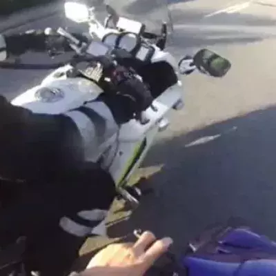 Jugendlicher auf dem Roller flieht vor Motorradpolizisten