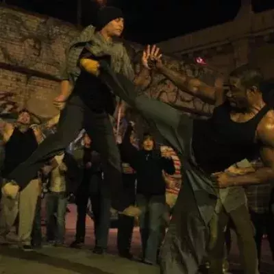 Michael Jai White kämpft gegen eine gesamte Gang in der berühmten Szene von "Blood and Bone"
