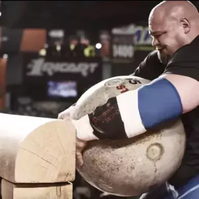 Brian Shaw bricht den Weltrekord im Atlas-Stones-Heben mit einem Gewicht von 252 Kilo