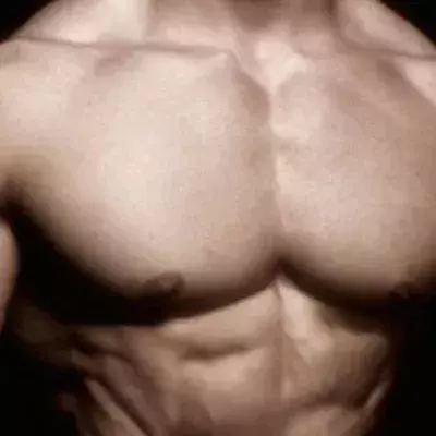 Brustmuskeltraining: Die perfekten Liegestütze auf 3 Stühlen für eine absolute Körperbeherrschung
