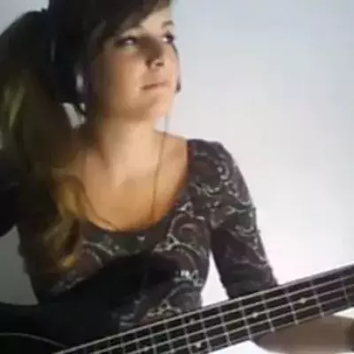 Ein heißes, talentreiches Basssolo-Cover