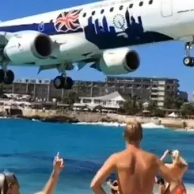 Die unglaubliche Landung eines Flugzeugs, gefilmt von einem Strand von Saint-Martin aus