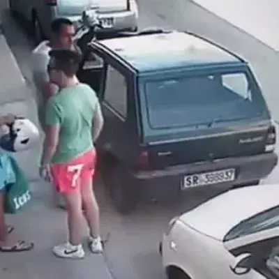 Er verrückt sein Auto mit bloßen Händen, um aus der Parklücke zu kommen