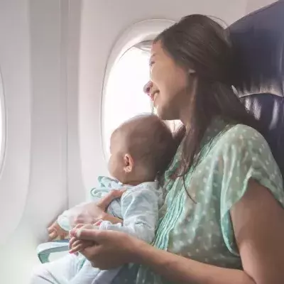 Verreisen mit kleinen Kindern: Das ist im Flugzeug zu beachten
