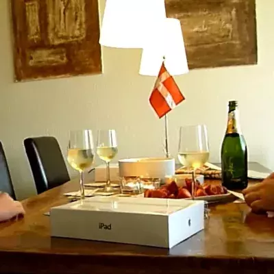 Ein Vater verkündet seinen beiden Söhnen, dass er im Lotto gewonnen hat