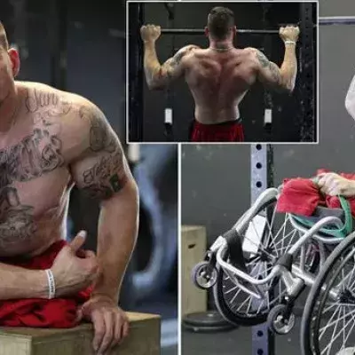 CrossFit-Trainer im Rollstuhl auf hohem Niveau