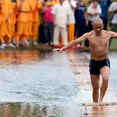 Shu Liliang: Shaolinmönch überquert einen 125 Meter breiten Fluss