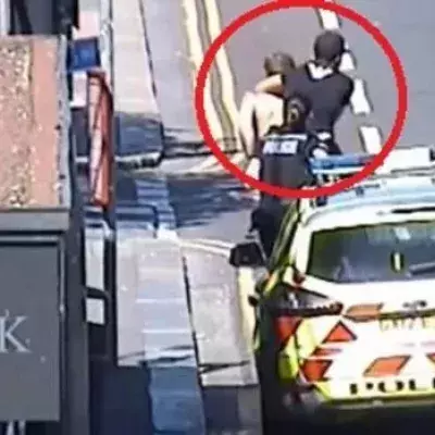 Seht euch an, wie dieser junge Mann zwei Polizistinnen hilft