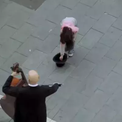 Sie gibt einem Straßenmusiker eine Münze und beobachtet wie ein gesamtes Orchester erscheint