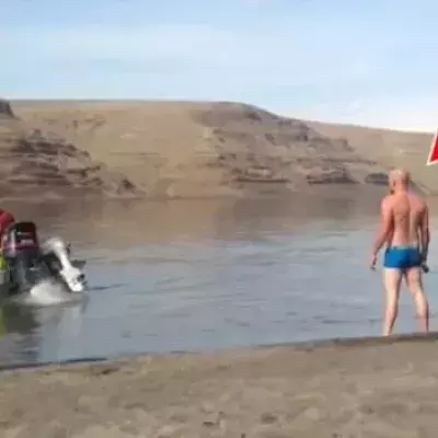 Wenn Männer versuchen sich mit einem Boot zu duschen
