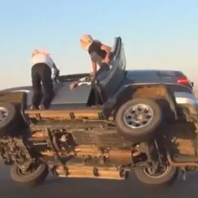 Diese Saudi-Araber haben eine außergewöhnliche Methode, um ihre Reifen zu wechseln