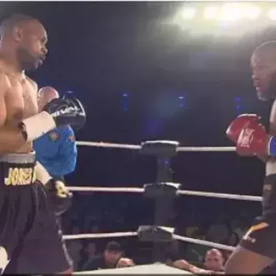 Roy Jones Jr. kämpft im Ring gegen einen Fan