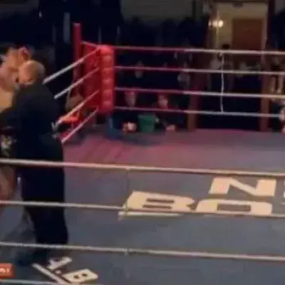 Kickboxen: Komplett KO feiert dieser Kämpfer trotzdem seinen Sieg