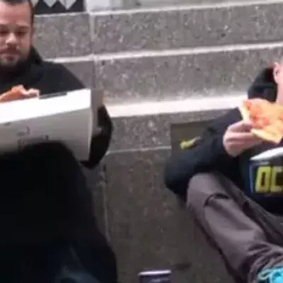 Er zeigt die Großzügigkeit eines Obdachlosen. Der Letztere wird es nicht bereuen!