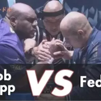 Armdrückwettkampf: Fedor Emelianenko, Bob Sapp, Le Banner und andere beim Armdrücken