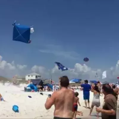 Dieses Jagdflugzeug fliegt sehr tief über einem amerikanischen Strand
