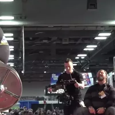 Eddie Hall beeindruckt Arnold Schwarzenegger indem er einen unglaublichen Weltrekord aufstellt