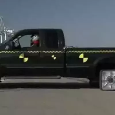 Kann ein Auto mit viereckigen Reifen fahren?