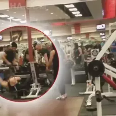 Männer prügeln sich im Fitnessstudio um eine Bank