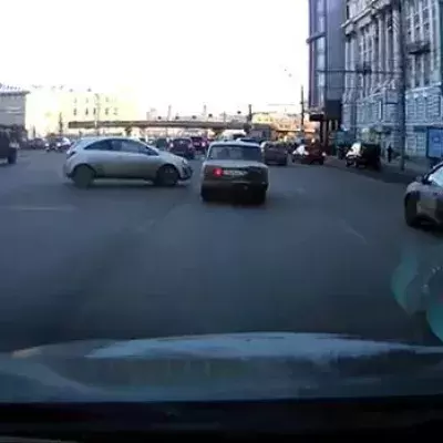Sie realisiert das gefährlichste längs Einparken aller Zeiten!