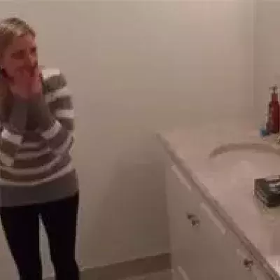 Dieser Mann spielt seiner Freundin einen schrecklichen Streich