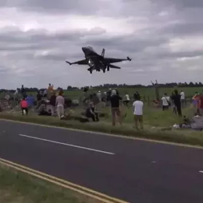 Zuschauer wollten die Ladung des F-16 bewundern und wurden beinahe mitgerissen