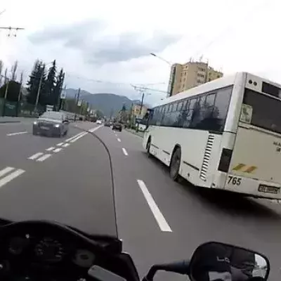Dieser Motorradfahrer sieht wie ein Mann seinen Bus verpasst und reagiert überraschend
