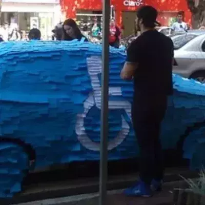 Er parkt ohne Berechtigung auf einem Behindertenplatz und wird böse bestraft