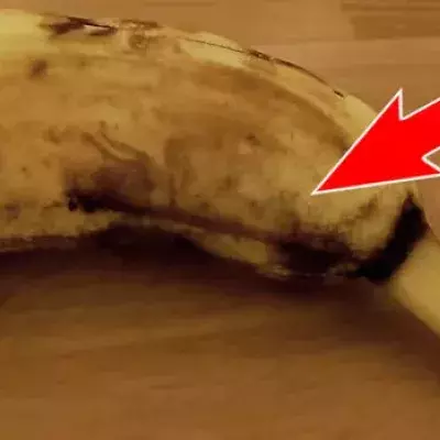 Er will eine Banane essen und macht dabei eine schreckliche Entdeckung