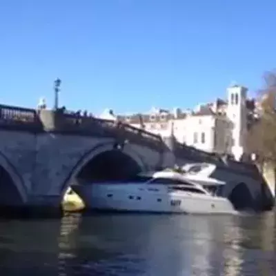Diese Jacht nimmt eine Brücke auf der Themse mit und wird zum Gespött der Londoner Passanten