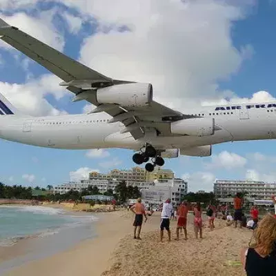 Auf Saint Martin liegt der Flughafen nur 20 Meter vom Strand entfernt