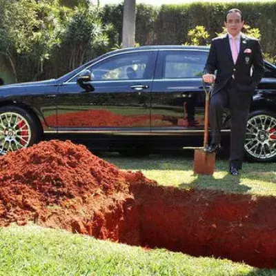 Er beerdigt seinen Bentley für 400.000 Euro. Der Grund dafür ist total verrückt!