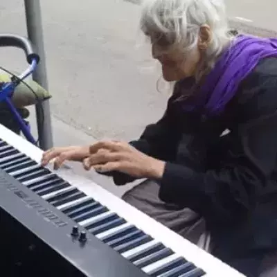Alte Frau überrascht Fußgänger mit fantastischem Klavierspiel