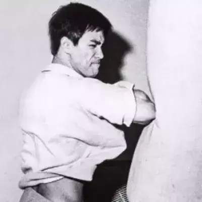 Bruce Lee trainiert am Boxsack: Ein seltener Moment