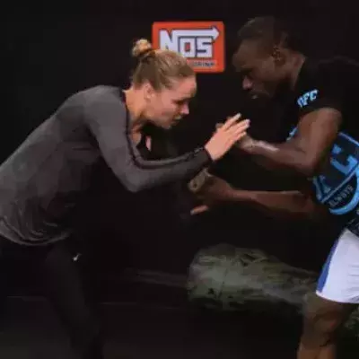 Ronda Rousey stellt den UFC- Kämpfer Uriah Hall bloß