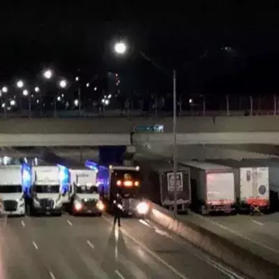13 LKW stellen sich unter eine Autobahnbrücke, um etwas Schreckliches zu verhindern