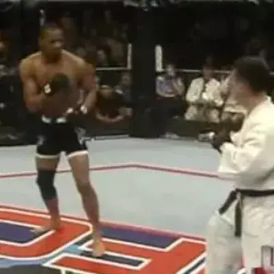 UFC 18: Ein Boxer trifft im MMA-Käfig auf einen Jiu-Jitsu-Profi