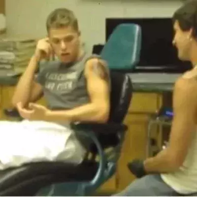 Dieser junge Mann erträgt keine Schmerzen, als er tätowiert wird