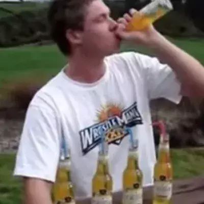 Er trinkt sechs Bier in Rekordzeit und blamiert sich vor seinen Freunden