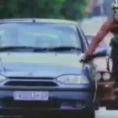 Der Radfahrer hätte sich lieber nicht an diesem Auto anlehnen sollen!