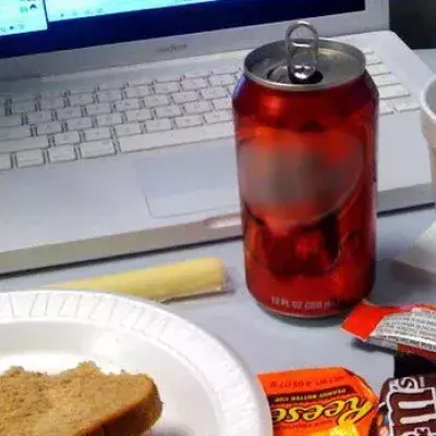 Er macht eine Klimaanlage aus einer Dose Cola