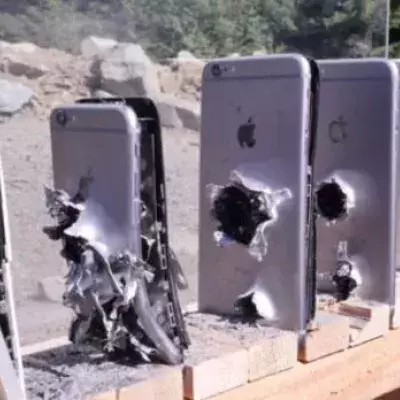 iPhone: Wie viele Smartphones braucht man, um eine Kugel aus einer Maschinenpistole aufzuhalten?
