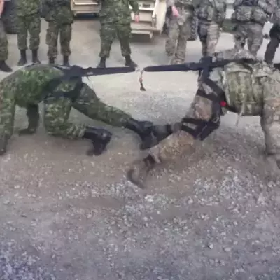 Ein amerikanischer und ein kanadischer Soldat liefern sich einen sportlichen Kampf