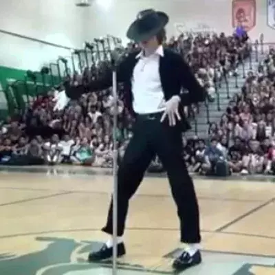 Dieser Gymnasiast macht den Moonwalk von Michael Jackson nach und begeistert das Netz