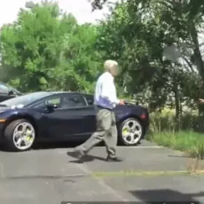 Sie spielen einem Lamborghini-Fahrer einen Streich, werden es aber schnell bereuen...