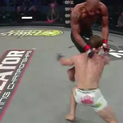 MMA: Joey Holt vernichtet Clint Musser mit einem gewaltigen Knietritt in den Kopf