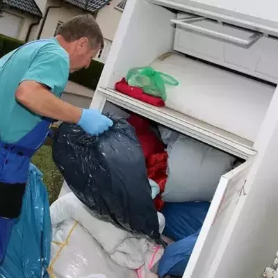 Fürchterlicher Fund in Altkleider-Container bei Düsseldorf