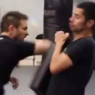 Krav Maga: Diese Technik zeigt euch, wie ihr mit einem einzigen Ellenbogenschlag den Gegner lähmen können