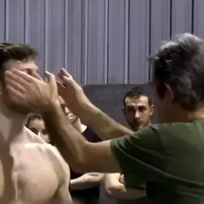 Schaut euch eine strategische Druckstelle aus dem Krav Maga an